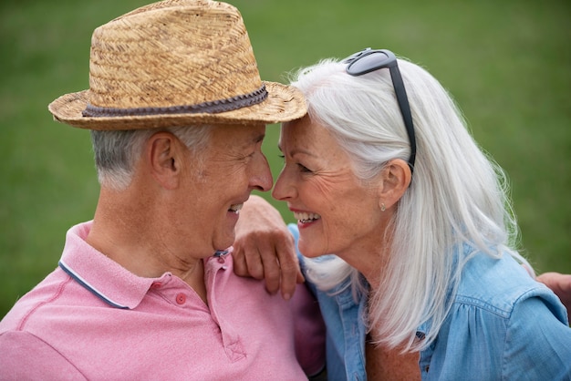 Bella coppia senior che trascorre del tempo di qualità insieme