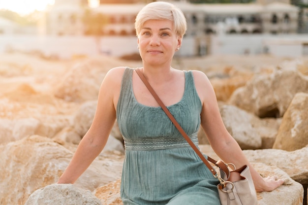 Bella donna turistica senior in spiaggia