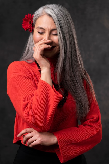 Foto gratuita bello ritratto senior della donna con il fiore nei capelli