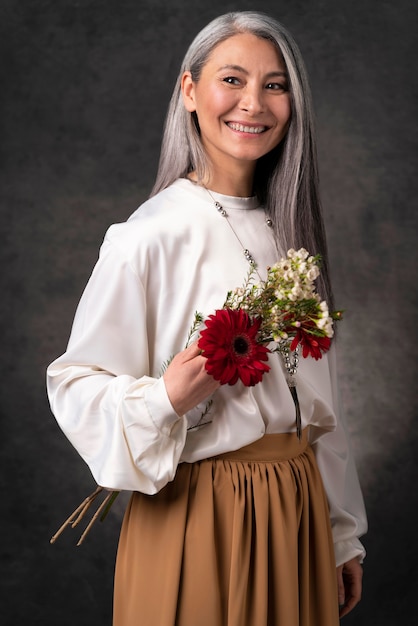 무료 사진 꽃과 함께 아름 다운 수석 여자 초상화