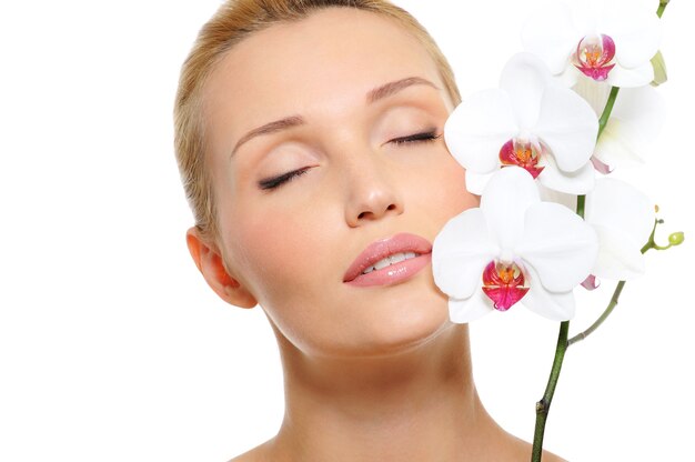 Free photo beautiful serene female face with flowers