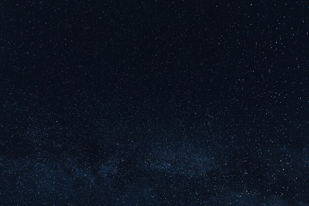 Красивые сияющие звезды в ночном небе