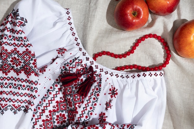 빨간 자수와 사과가 있는 아름다운 셔츠