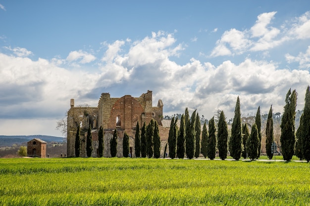 Красивый снимок аббатства Сан-Гальгано вдалеке в Италии