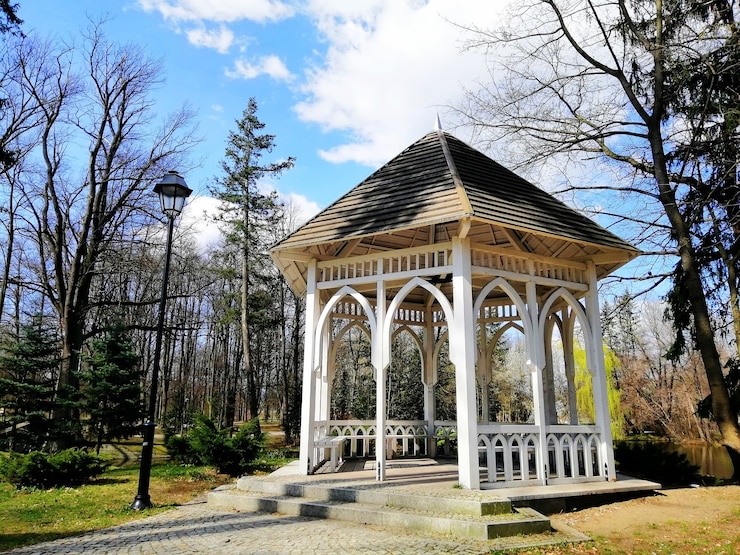Free Photo beautiful shot of the arbor in the park norweski in jelenia góra, poland
