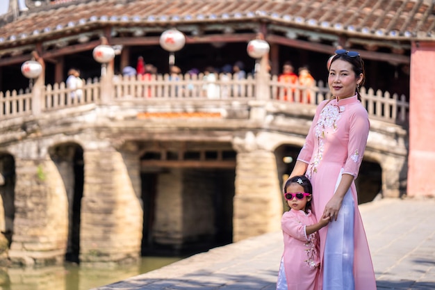 Красивый снимок азиатской матери и дочери в древнем городе Хойан во Вьетнаме