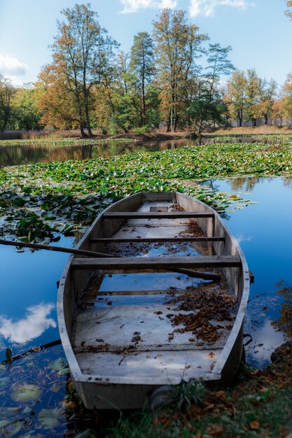Красивый снимок лодки на берегу озера города Чески-Крумлов, Чешская Республика