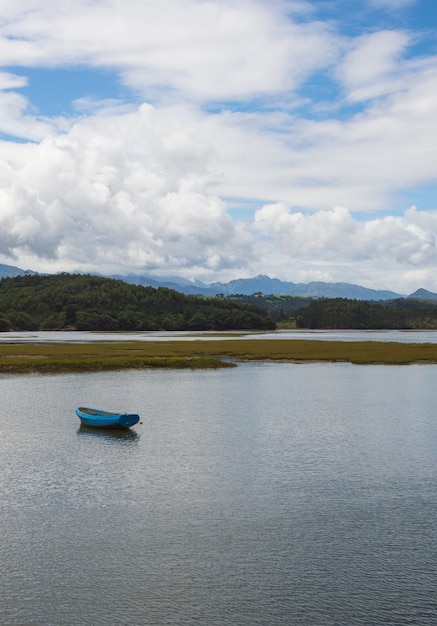 Free photo beautiful shot of a boat in a sea