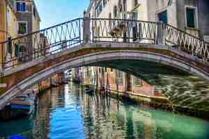 Foto gratuita bella ripresa di un ponte che attraversa il canale di venezia, italia