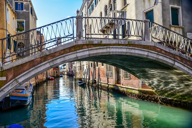 베니스, 이탈리아에서 운하를 통해 실행되는 다리의 아름다운 샷