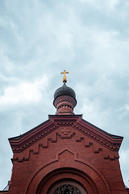 Foto gratuita bellissimo scatto di una chiesa in ucraina con il cielo azzurro