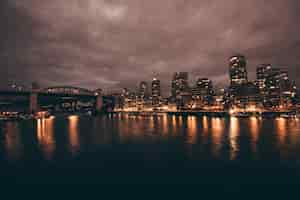 Free photo beautiful shot of the city and the river at night