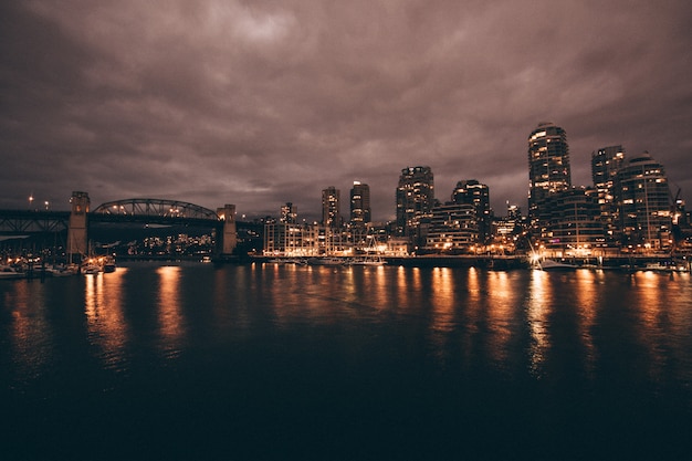 Красивый снимок города и реки ночью