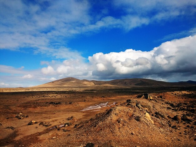 농촌 공원 Betancuria Fuerteventura, Spain의 구름과 산의 아름다운 샷