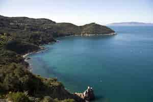 Foto gratuita bella ripresa della costa vicino a cala grande