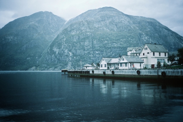 Foto gratuita un bellissimo scatto di una città costiera case e un lago