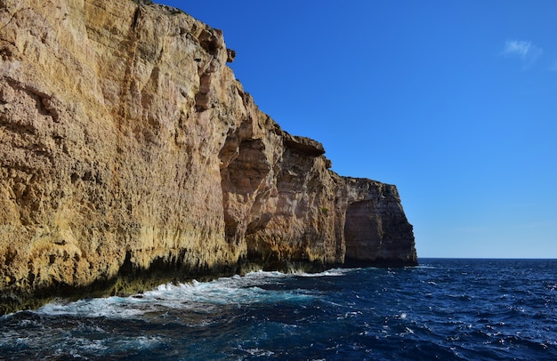 マルタ、マルタ諸島、Migrail-Ferhaのサンゴモ石灰岩の海の崖の美しいショット