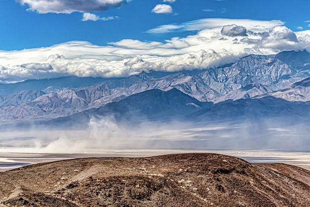 Foto gratuita bel colpo di death valley in california, usa sotto il cielo blu nuvoloso