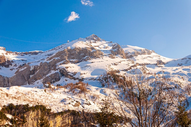 Foto gratuita bella ripresa del ghiacciaio di diablerets sotto un cielo blu in svizzera