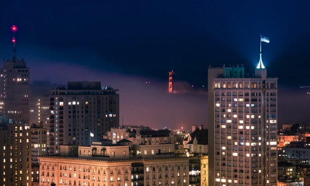 ゴールデンゲートブリッジのあるサンフランシスコのダウンタウンの建物の夜の美しいショット