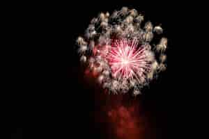 Foto gratuita bellissimo scatto di fuochi d'artificio che esplodono nel cielo notturno diffondendo un'atmosfera festosa