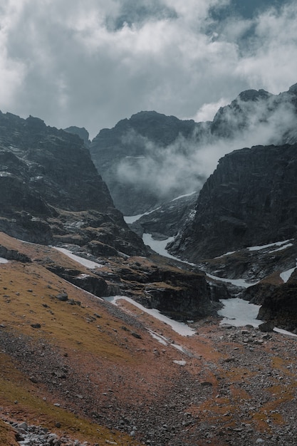 Красивый снимок туманных скалистых гор