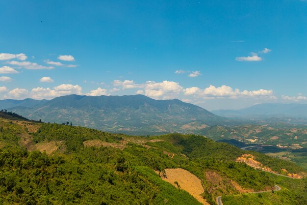 ベトナムの青い空の下で森林に覆われた山々の美しいショット