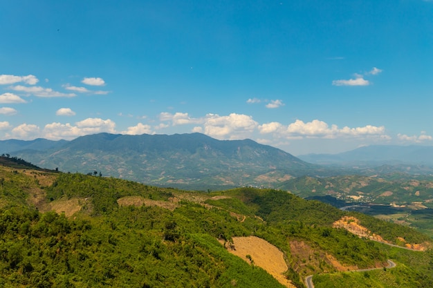 ベトナムの青い空の下で森林に覆われた山々の美しいショット