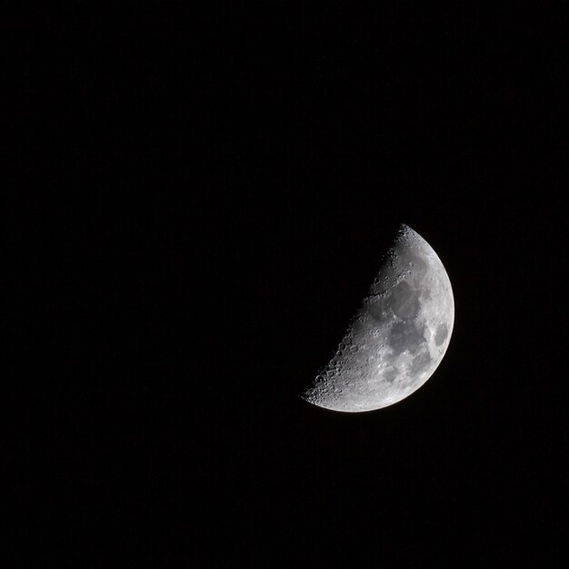 暗い空の半月の美しいショット