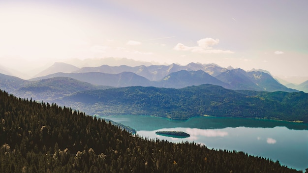 Красивая съемка высокогорного озера окруженного зелеными горами с небом
