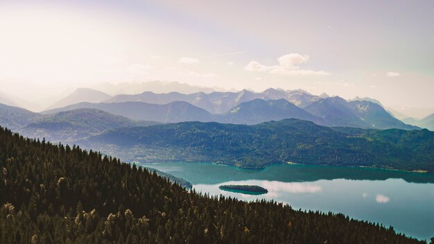 하늘과 녹색 산으로 둘러싸인 높은 고도 호수의 아름다운 샷