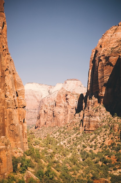 Free photo beautiful shot of high brown cliffs in the canyon