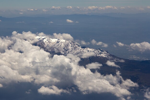 頂上が白い雪に覆われた高山の美しいショット