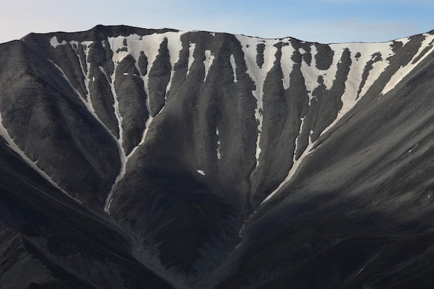 Foto gratuita bella ripresa di una catena montuosa alta ricoperta di neve in alaska