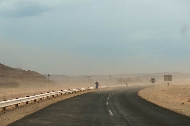 ナミビアのダストストーム中に高速道路の美しいショット