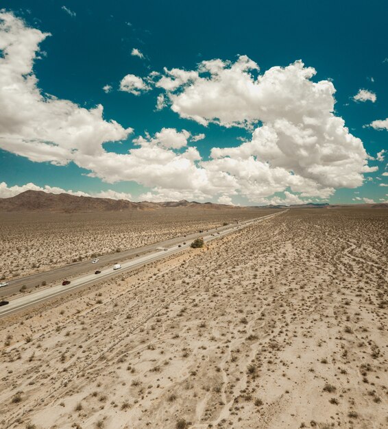 모하비 사막에서 라스 베이거스를 향해 고속도로의 아름다운 샷