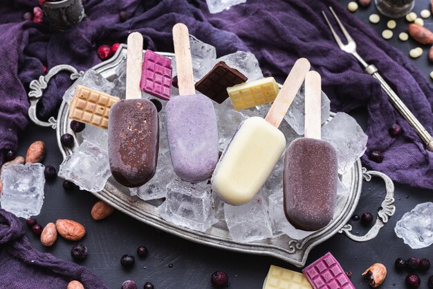 金属板の角氷に自家製ビーガンアイスクリームとチョコレートバーの美しいショット