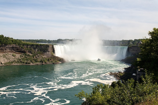 Красивый снимок водопада Подкова в Канаде