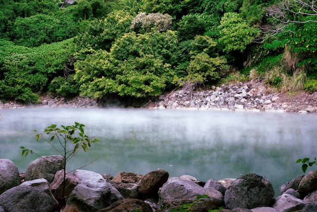 Foto gratuita bello scatto di una sorgente termale nella valle termale di beitou, taipei, taiwan