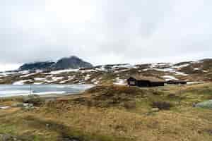 Foto gratuita bellissimo scatto di case con un paesaggio innevato in norvegia
