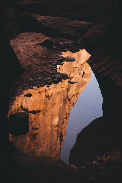 水に反射する光で洞窟の内部の美しいショット