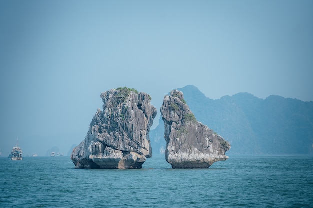 ベトナムのハロン湾でのキスの岩の美しいショット
