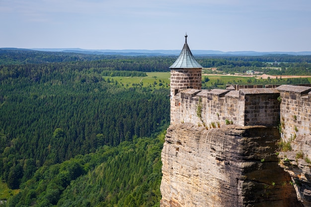 ドイツの風光明媚な森の風景に囲まれたケーニヒシュタイン要塞の美しいショット