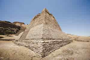 Foto gratuita bello colpo della piramide di la quemada zacatecas con un cielo blu