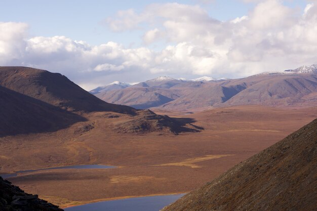 北極圏国立公園の門の丘の真ん中にある湖の美しいショット