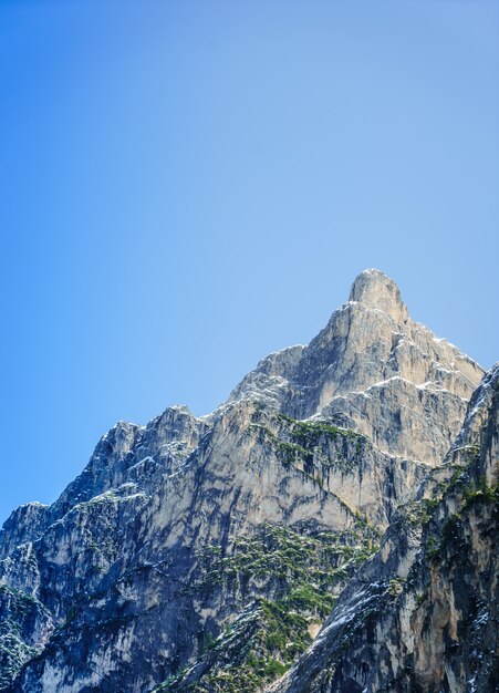 Красивая съемка большой скалистой горы с ясным голубым небом