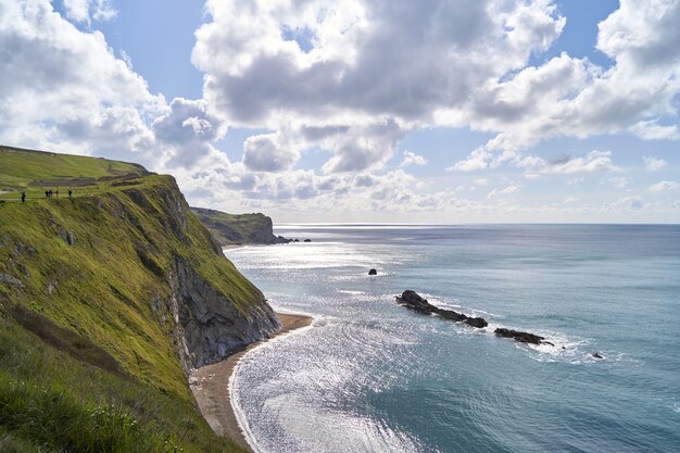 도싯(Dorset)의 룰워스 코브(Lulworth Cove)의 아름다운 사진