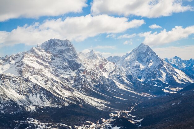 Красивый снимок могущественного горного хребта в Доломитовых Альпах, Италия