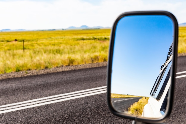 Foto gratuita bellissimo scatto dello specchio del trasporto con vista su strada