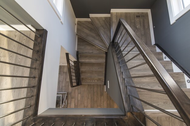 Красивая съемка лестницы современного дома